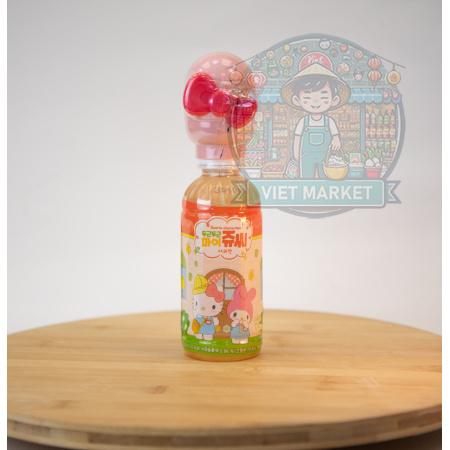 SANRIO Nealkoholický nesýtený nápoj s príchuťou jablka s hračkou  220ml
