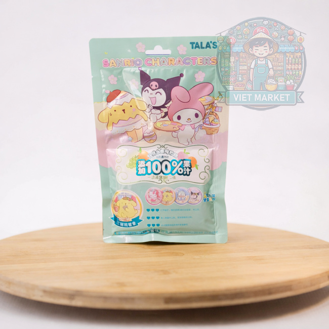 TALA´S SANRIO Gumené cukríky s príchuťou hrozno, biela broskyňa a pomaranč s odznakom 52g